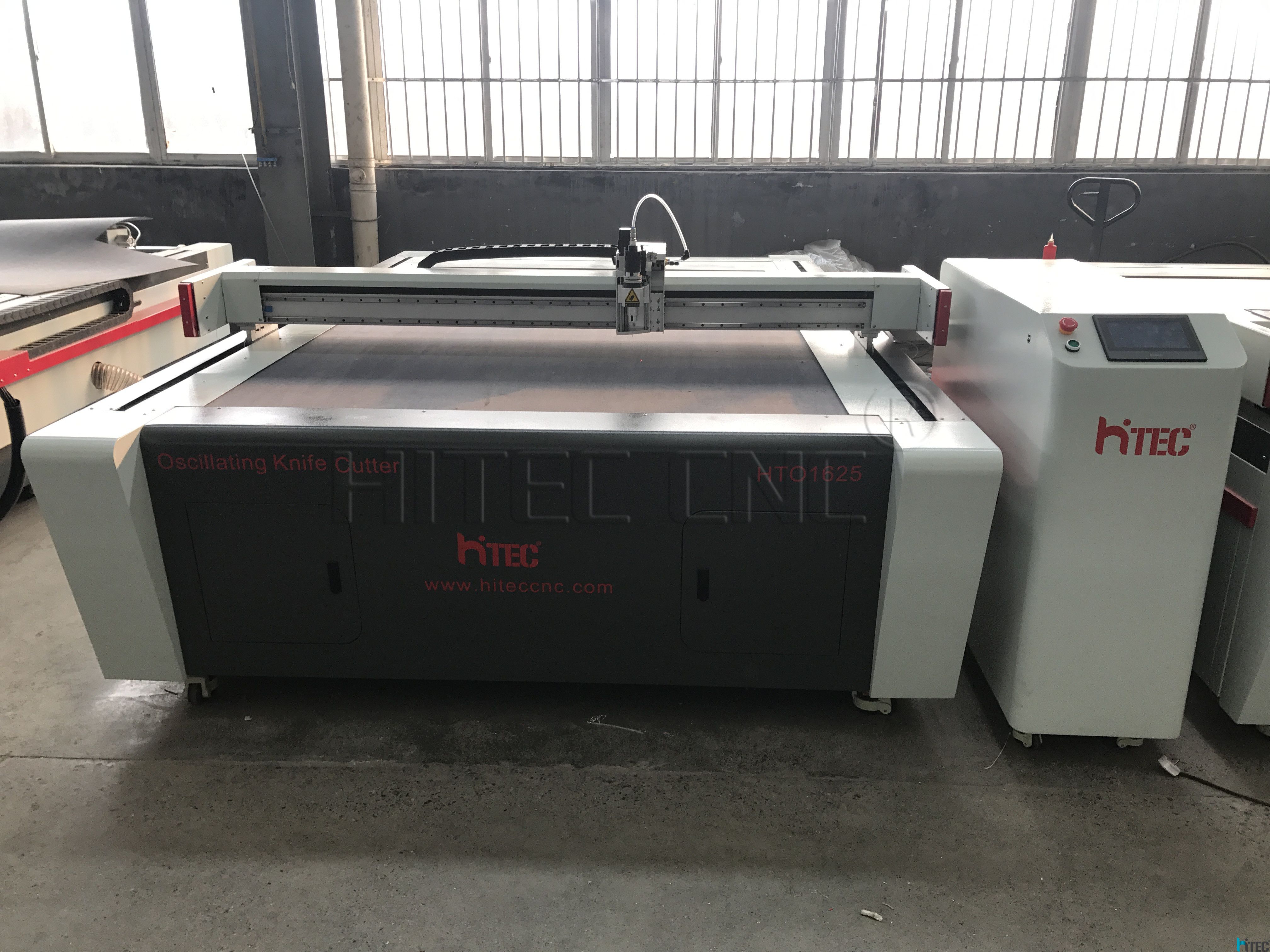 Hitec HTO-1625 cnc oscillating knift cutting machine.jpg